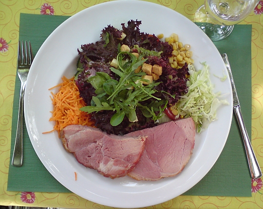 beinschinken Heisser Beinschinken mit Salaten