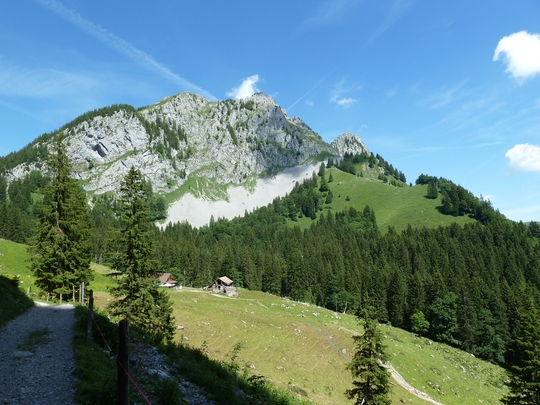 Blick zurück zur Alpwirtschaft Zwüschet Mythen; eine der unzähligen Einkehrmöglichkeiten.