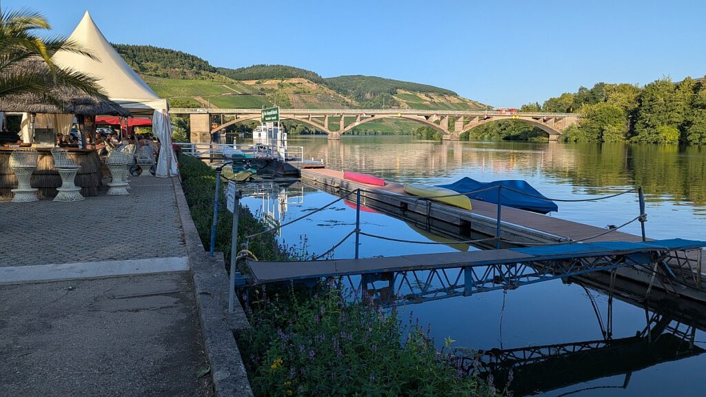 Beim Fährturm. Hinten die Brücke über die Mosel.