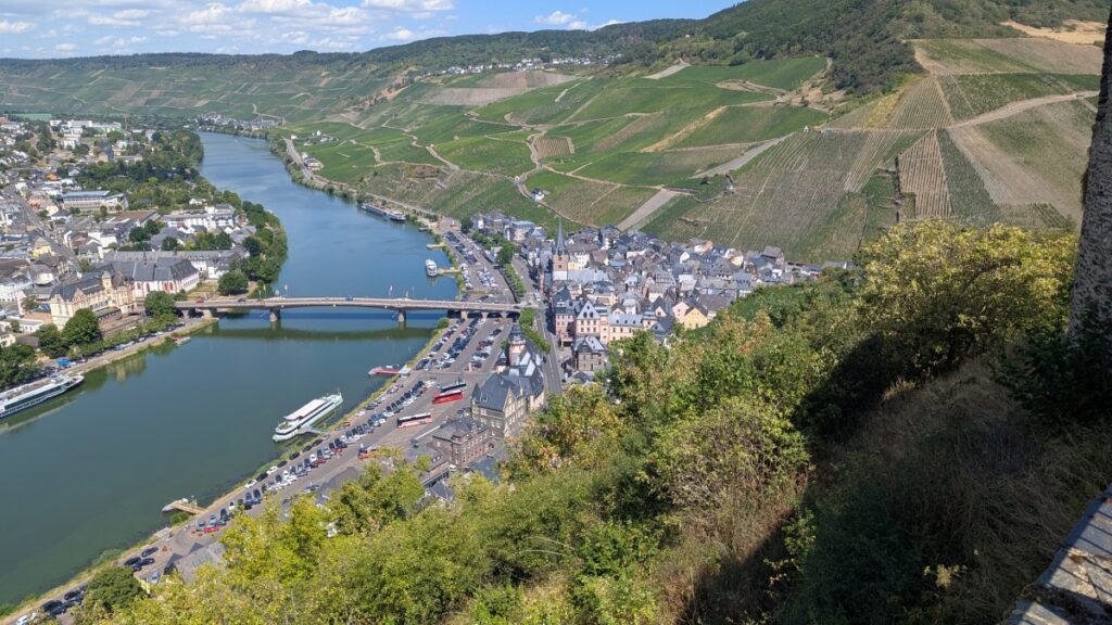 Bernkastel. Es hat noch einige wenige Parkplätze.