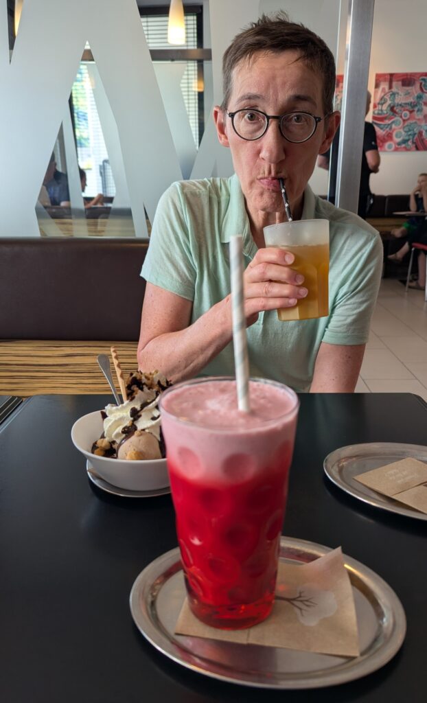 Brige kann nicht glauben, was ich trinke.